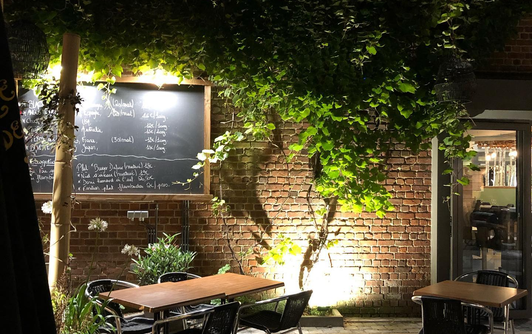 Cour et mur en briques mis en lumière