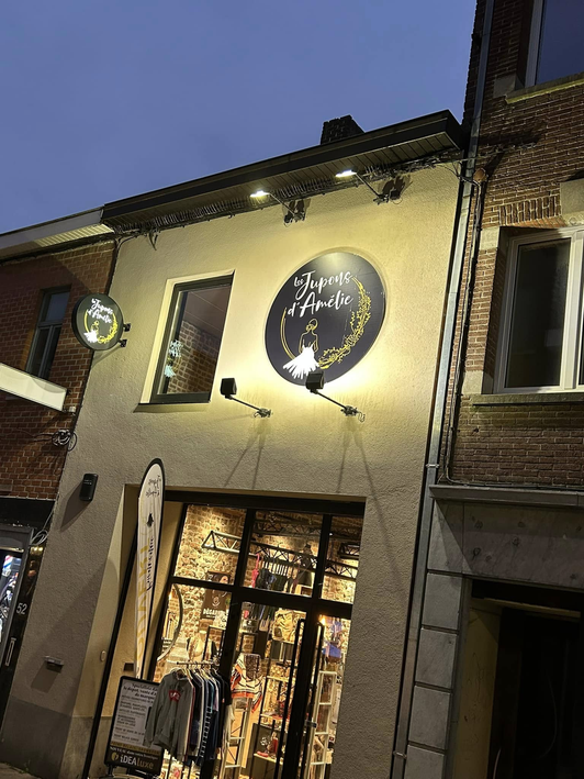 Façade de boutique éclairée par DWA Électricité Générale