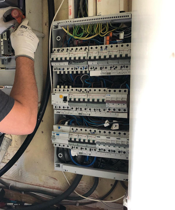 Tableau électrique en cours d’installation par DWA