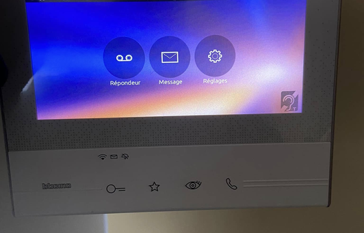Écran de vidéophonie installé par DWA